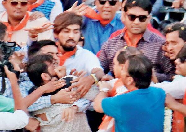 પુણા પોલીસે વિજય માંગુકિયાની પોલીસની કામગીરીમાં રૂકાવટ સહિતના કેસમાં મેડિકલ ઓફિસરની મંજુરી બાદ ધરપકડ કરી હોવાનું જણાવ્યું હતું.પાંચ દિવસ અગાઉ સુરતમાં ભાજપ યુવા મોરચાના નિયુક્ત પ્રમુખ ડો. ઋત્વિજ પટેલની રેલીમાં પાસના વિજય માંગુકિયાએ ઋત્વિજ પટેલ પર ઈંડા અને શાહી ફેંકતા હોબાળો મચ્યો હતો.