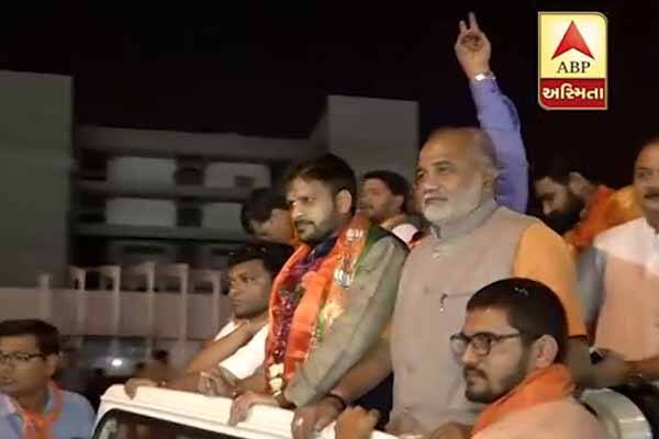 આ ઘટના બનતા ભાજપના કાર્યકરોએ ભેગા મળી વિજય માંગુકિયાને ઢોરમાર માર્યો હતો. વિજય માંગુકિયાને સારવાર માટે સુરતની સ્મિમેર હોસ્પિટલમાં દાખલ કરવામાં આવ્યો હતો. માંગુકિયાને વહેલી સવારે લઈ જનારા લોકો કોણ હતા તે અંગે પોલીસે સ્પષ્ટતા ના કરતાં આ ડ્રામા અંગે હજુ સસ્પેન્સ જ છે. 