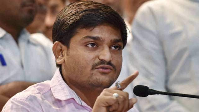 એક અધિકારીએ જણાવ્યું કે પૂર્વ સૈનિક રોહતક હરિયાણા નિવાસી સતીશ કુમાર ગુજરાતમાં હાર્દિક પટેલના સિક્યૂરિટી અધિકારી લાગી રહ્યા છે, તેઓ લગ્નમાં જઈ રહ્યા હતા અને પોતાની સાથે હથિયારે લઈને જઈ રહ્યા હતા.