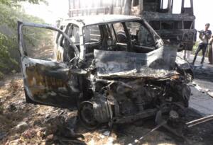 રાજકોટ: ટંકારા પાસે મોરબી - રાજકોટ હાઈવે રોડ ઉપર શનિવારે સવારે ટ્રક - મોટરસાયકલ અને કાર વચ્ચે ભયંકર અકસ્માત થતા ૩ના મોત થયા હતા. આ અકસ્માતમાં કારમાં આગ લાગતા બે વ્યકિત જીવતા ભુંજાઈ ગયા હતા જે રાજકોટના ગરાસીયા પરિવારના માતા-પુત્ર હોવાનું બહાર આવ્યું છે.