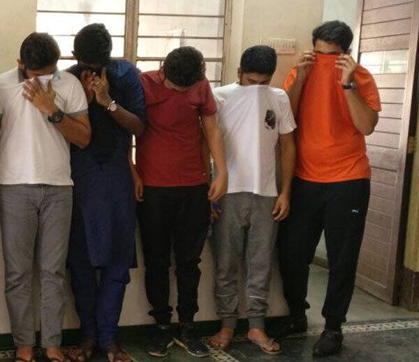 ઉમરા પોલીસે ઘટનાસ્થળે પહોંચી ફ્લેટમાંથી 9 નબીરાને ઝડપી પોલીસ સ્ટેશન લઈ જવાયા હતાં. જેમની ધરપકડ કરાઈ છે તેમાં રાજ દિપક મહેતા (ઉ.વ.આ.23) રહે મુંબઈ.રવિ વિજય શાહ,(ઉ.વ.આ.27) રામ પાર્ક સોસાયટી મોહાસાનનો સમાવેશ થાય છે.