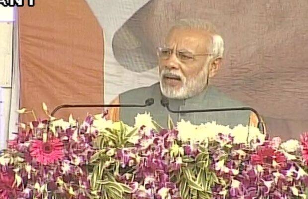 સપા—કૉંગ્રેસના ગઠબંધન પર નિશાન સાધતા પીએમ મોદીએ કહ્યું જે લોકો પહેલા અખિલેશની આલોચના કરતા હતા તેઓ હવે એકબીજાનો સાથ આપી રહ્યા છે. યૂપીની સરકારને ગાળો આપનારા એવુ શુ બન્યું કે રાતોરાત તેમને ગળે મળી ગયા.