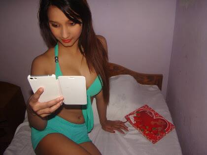 સપ્ટેમ્બર, 2015થી અર્ચનાએ સોશિયલ મીડિયા પર પોતાની બોલ્ડ તસવીરો શેર કરવાની શરૂઆત કરી હતી. અર્ચના 9 ધોરણ સુધી ભણી છે અને તે લિટિલ બુદ્ધ સ્કૂલમાં 10 ધોરણમાં અભ્યાસ કરતી હતી ત્યારે તેને સ્કૂલમાંથી હાંકી કાઢવામાં આવી હતી. 