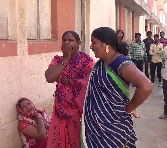 જેતપુરની યુવતી પારૂલ કાળુભાઈ મકવાણાનાં લગ્ન રાજકોટમાં થયાં હતાં. કોઈ કારણસર પતિ સાથે ઝગડો થતાં છેલ્લા થોડા સમયથી પારૂલ પતિને છોડીને જેતપુર પિતાના ઘરે રિસામણે આવી ગઈ હતી. પારૂલને જેતપુરના રાજુ નામના યુવાન સાથે આંખ મળી જતા બન્ને વચ્ચે પ્રેમ પાંગર્યો હતો.