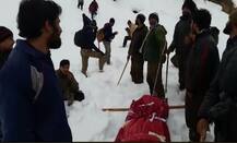 બરફમાં 24 કલાક સુધી માતાના મૃતદેહને ખભા પર લઈને ચાલ્યો સેનાનો જવાન, ન પહોંચી મદદ