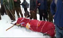 બરફમાં 24 કલાક સુધી માતાના મૃતદેહને ખભા પર લઈને ચાલ્યો સેનાનો જવાન, ન પહોંચી મદદ