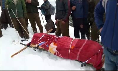 ઉલ્લેખનીય છે કે 28 જાન્યુઆપીએ પઠાણકોટમાં અબ્બાસની માતાને હાર્ટ અટેક આવતા તેમનું અવસાન થયું હતું. 29 જાન્યુઆરીએ અબ્બાસ માતાના મૃતદેહ લઈને ટેક્સીમાં 450 કિમી દીર કૂપવાડા પહોંચ્યો હતો. અબ્બાસ કૂપવાડાથી તંગધાર હાઈવે થઈને અબ્બાસને જવું હતું પણ આવતા પાંચ દિવસ સુધી માનું શવ લઈને કુપવાડામાં ફસાયેલા રહેવું પડ્યું હતું. 