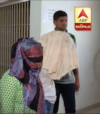 સોનલે સ્પાય કેમેરાથી મફતલાલ સાથેના સેક્સ સંબંધનો વિડીયો ઉતારી લીધો હતો અને ફોટા પાડી લીધા હતા એવું પોલીસ માને છે. પોલીસે સોનલ અને તેના પતિ રમેશ ગોહિલની ધરપકડ કરી છે. તેમની પૂછપરછમાં તેમણે બીજા કોઈને આ રીતે ફસાવ્યા છે કે કેમ તેની વિગતો બહાર આવશે. 