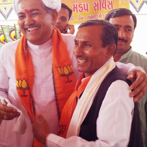 સુરેન્દ્રનગરમાં માલાધારી સમાજ દ્વારા જીન કન્પાઉન્ડમાં સમૂહલગ્નનું આયોજન કરવામાં આવ્યું હતું. જેમાં ભાજપના રાજ્યસભાના સાંસદ શંકર વેગડને મુખ્ય મહેમાન તરીકે આમંત્રિત કરવામાં આવ્યા હતા. શંકર વેગડ સ્ટેજ પર ભાષણ આપી રહ્યાં હતાં ત્યારે જ એક યુવાન સ્ટેજ પર ચઢી આવ્યો હતો.