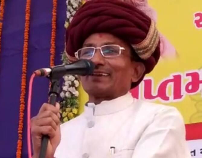 આ યુવાને શંકર વેગડના તેમના હાથમાંથી માઇક ઝૂંટવી લાફો મારી લીધો હતો. આ શખ્સે કેમ આવું પગલુંભર્યું તે અંગે કોઇ જાણકારી મળી નથી, પરંતુ પ્રાથમિક તબક્કે આ શખ્સની ઓળખ થાનના રામભાઇ તરીકે થઇ છે. આ ઘટના પાછળ આંતરિક જૂથબંધી જવાબદાર હોવાનું પણ ચર્ચાઇ રહ્યું છે.