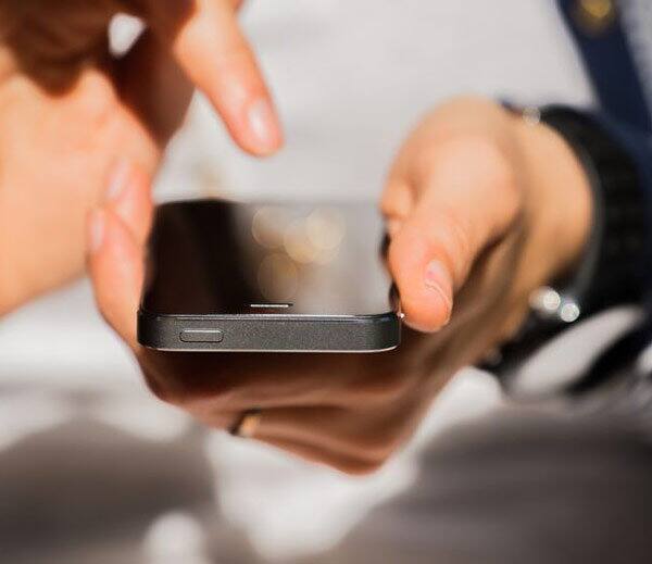 આઇફોન યૂઝર હવે લેટેસ્ટ ઓફલાઇન મેસેજ સેન્ડ ફિચરનો યૂઝ કરી શકશે. હવે પોતાની લેટેસ્ટ iOS અપડેટમાં એપલે એવું ફિચર આપ્યુ છે, જેની મદદથી યૂઝર ઇન્ટરનેટ કનેક્શન વિના પણ મેસેજ મોકલી શકે છે. આ ફિચરમાં તમારો મેસેજ લાઇનઅપ થઇ જશે અને જેવુ ઇન્ટરનેટ કનેક્શન મળશે તેવો તમારો મેસેજ સેન્ડ થઇ જશે.