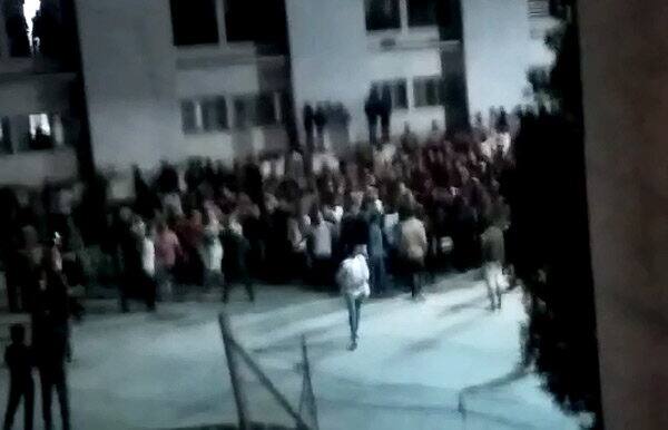 ભારતીય અને વિદેશી વિદ્યાર્થી વચ્ચે થયેલી મારા-મારીમાં કેમ્પસમાં જાણે યુધ્ધભૂમિ હોય તેમ ભારત માતાકી જયના નારા પોકારાયા હતા. વિદ્યાર્થીના ટોળા ઉમટી પડ્યા હતા. વિદ્યાર્થીના ટોળાએ ભારત માતાકી જયના સુત્રોચ્ચાર કર્યા હતા. જે અંગે વિડીયો વાયરલ થતા સમગ્ર પંથકમાં વાતાવરણ તંગ બન્યુ હતુ. અફઘાન વિદ્યાર્થી અને ભારતીય વિદ્યાર્થી વચ્ચે બાઇક અકસ્માત થતા મામલો બિચક્યો હોવાની ચર્ચાએ જોર પકડ્યુ હતુ . જોકે પોલીસે આ વાતને નકારી કાઢી હતી. સુત્રો મુજ રાત્રે એક વિદેશી વિધ્યાર્થીએ બાઇક થી ટક્ક્રમારતા સ્થાનિક યુવાનો વિફર્યા હતા. થોડીજ વારમાં બંન્ને જુથના સેંકડો વિધ્યાર્થીઓ કેમ્પસમાં ઉમટી પડ્યા હતા.