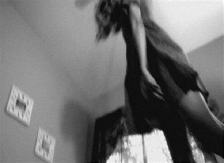 જોકે, સ્કૂલ વહીવટીતંત્રએ આ અંગે તેમનો કોઇ ફરિયાદ નહીં મળ્યાનું જણાવ્યું હતું. પીડિતાના પરિવારજનોએ આરોપ લગાવ્યો હતો કે, અમારી દીકરીની હેરેસમેન્ટની ફરિયાદ બાદ તેની મોટી બહેનના રૂમમાં તેને શિફ્ટ કરવામાં આવી હતી.