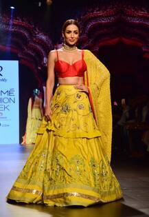 Lakme fashion week 2017: રેમ્પ પર આમ પથરાયો મલાઈકાનો જાદુ, લાગી બ્યુટીફુલ