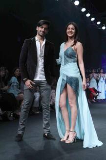 બ્લૂ ડ્રેસમાં બોલ્ડ લાગી અમાયરા દસ્તૂર, રેમ્પ પર આવો હતો જલવો 