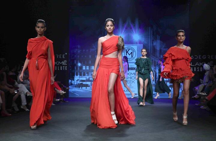 Models display the creation of fashion designer Karan Malhotra during the Lakme Fashion Week Summer/Resort 2017, in Mumbai, India on February 5, 2017. (Sanket Shinde/SOLARIS IMAGES)