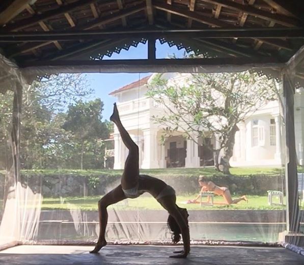 ‘ચક દે ઈંડિયા’ની આ એક્ટ્રેસ આમ કરે છે યોગ, શેર કર્યા Hot Pics 