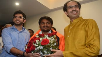 અમદાવાદઃ પાટીદાર અનામત આંદોલન સમિતિના કન્વિનર હાર્દિક પટેલ આગામી ગુજરાત વિધાનસભા ચૂંટણીમાં શિવસેનાનો ચહેરો હોવાનું માનવામાં આવી રહ્યું છે. હાર્દિક અને શિવસેનાના અધ્યક્ષ ઉદ્ધવ ઠાકરેની મુલાકાતે રાજકીય વર્તુળોમાં ખૂબ ચર્ચા જગાવી છે. સોશિયલ મીડિયા, રાજકીય પક્ષોથી માંડીને તમામ જગ્યાએ પણ બસ આ મુલાકાતની ચર્ચા ચાલી રહી છે. 