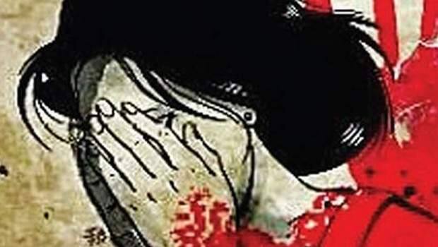 ઘટનાની મળતી માહિતી પ્રમાણે, માયાણીનગરમાં રહેલા 62 વર્ષીય વૃદ્ધાને રૂખડિયા પરા, રાજીવનગર-1માં રહેતો રિક્ષાચાલક રણજીત પૂનાભાઈ જાખેરિયા ઘણા સમયથી તેમને નોકરીના સ્થળેથી લઈ-મૂકી જવાનું કામ કરે છે. અને તેના માટે રિક્ષાચાલકને વૃદ્ધા નક્કી કરેલા રૂપિયા પણ ચૂકવતી હતી.