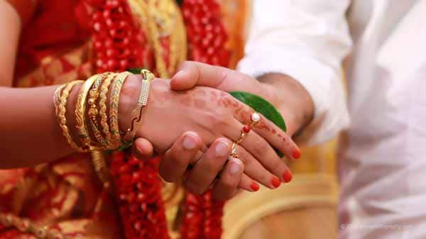 શહેરના ચાંદખેડામાં ડિલવરીનો વ્યવસાય કરતાં રાજુભાઈએ વર્ષ 2013માં મેટ્રોમોનિયલ સાઇટની મદદથી મુંબઈની પિન્કી નામની યુવતી સાથે લગ્ન કર્યા હતા. પિન્કી પોતાના માટે મેચ થતાં તેમણે વાત આગળ વધારી હતી અને પિન્કીએ પણ સામે રિસ્પોન્સ આપતાં બંનેની તાત્કાલિક સગાઈ થઈ હતી અને ઘડિયા લગ્ન પણ લેવાઇ ગયા હતા. 