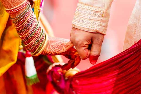 વર્ષ 2013માં પિંકી અને તેનો પરિવાર અમદાવાદ આવ્યા હતા. જ્યાં તેમના રાજુભાઈ સાથે લગ્ન થયા હતા. લગ્નના બીજા વર્ષે તેમના ત્યાં દીકરાનો જન્મ થયો હતો. આમ, બંનેનો સંસાર સુખેથી ચાલતો હતો. પરંતુ એકવાર અચાનક ઘરે આવેલા રાજુભાઈ પત્નીની ફોન પરની વાત સાંભળની હતપ્રભ બની ગયા હતા. 
