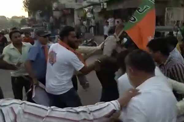 આ બનાવ બાદ સરથાણા પોલીસે વિજય માંગુકિયા,ધાર્મિક માલવિયા સહિત 19 પાટીદારો વિરુદ્ધ ગુનો દાખલ કરાયો હતો. જ્યારે વિજય માંગુકિયાએ પુણા પોલીસને ફરિયાદ આપી તો પુણા પોલીસે કોગ્નિઝેબલ ગુનો દાખલ કરવાના બદલે નોન કોગ્નિઝેબલ ગુનો દાખલ કર્યો હતો. જેથી પાટીદારોમાં પોલીસ અને સરકાર પ્રત્યે રોષ ફાટી નિકળ્યો હતો.