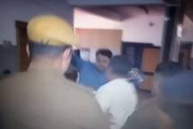 વાનચાલકે વિદ્યાર્થિની સાથે કર્યા અડપલા, સ્કૂલમાં જ વાલીઓએ ફટકાર્યો, જુઓ તસવીરો