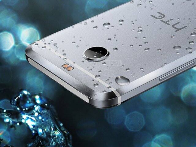 તેમાં 16 મેગાપિક્સલ રિયર કેમેરા છે જે 4કે વીડિયો રેકોર્ડિંગ અને પીડીએએફ (ફેસ ડિટેક્શન ઓટો ફોકસ)ની સાથે આવે છે. સ્ક્રીન ફ્લેશની સાથે 8 મેગાપિક્સલનો ફ્રન્ટ કેમેરા છે. HTC 10 EVOમાં 3200 એમએએચની બેટરી છે.