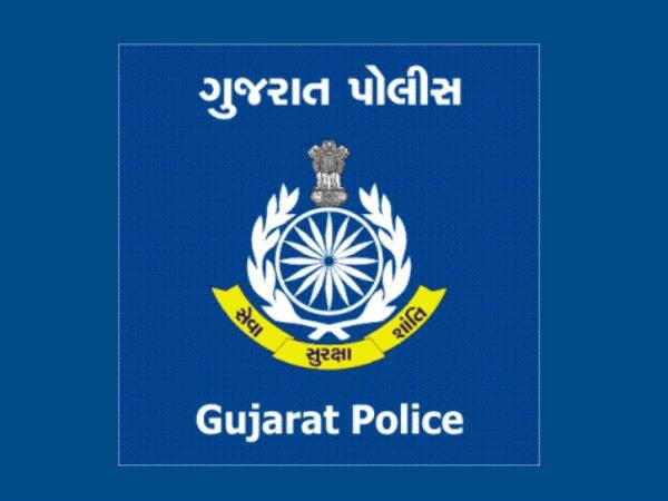  આટલેથી ન અટકતા પીડિત યુવતીને સમાધાન માટે બોલાવી તેની પાસેથી મકાનના અસલ દસ્તાવેજ છીનવી લીધા હતા અને માર મારીને ત્યાંથી કાઢી મૂકી હતી. આ અંગે પીડિતાએ ગઈ કાલે મોડી રાત્રે ફરિયાદ કરતાં મહિલા પીએસઆઇએ તપાસ શરૂ કરી છે. 