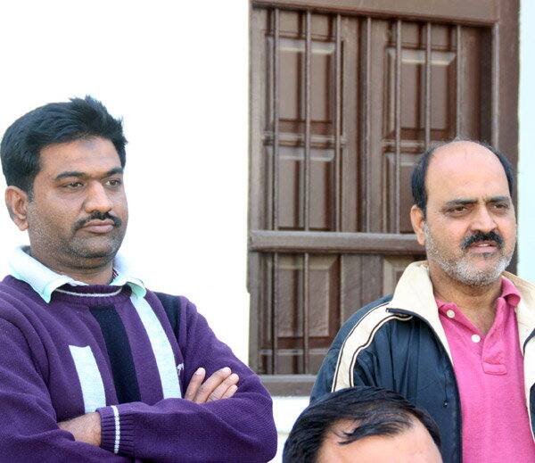 સ્થાનિક અખબાર સાથેની વાતમાં પીડિતાએ જણાવ્યું કે, તેણે અગાઉ મુંબઇમાં બે વખત સુસાઇડનો પ્રયાસ કર્યો હતો પરંતુ હું બચી ગઇ હતી. આરોપીઓ પકડાતા નથી અને તેનાથી હતાશ થઇને મેં ગરમ લોઢાને મારા હાથની નસ પર ચાંપી સુસાઇડ કરવાનો પ્રયાસ કર્યો હતો. 