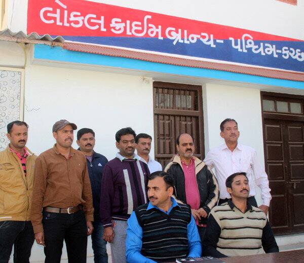 મળતી વિગતો અનુસાર, પીડિતાએ ભાભી તરીકે ઓળખાતી મહિલાનું નામ ગીતા હોવાનો સ્વીકાર કર્યો છે. સૂત્રોના કહેવા પ્રમાણે, ગીતા છેલ્લા 2 દિવસથી એલસીબી-મહિલા પોલીસમાં નજર કેદ હોવાનું જાણવા મળ્યું છે. 