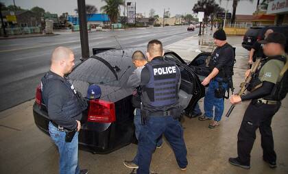 શુક્રવારે રાત્રે જ ડોક્યુમેન્ટ વિના રહેતા 37 ઈમિગ્રન્ટ્સને મેક્સિકો મોકલી દેવામાં આવ્યા હતા. આ પ્રક્રિયા ધીરે ધીરે આગળ વધશે ને તેમાં ભારતીયોનો પણ નંબર આવશે. અમેરિકામાં મેકિસકન સૌથી વધારે છે અને તેમના કારણે ક્રાઈમ વધ્યા છે તેથી તેમના પર વધારે તવાઈ આવશે એ નક્કી છે.