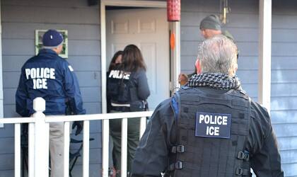 ડોનાલ્ડ ટ્રમ્પે ગેરકાયદેસર રીતે રહેતા લોકોને ક્રિમિનલ્સ ગણાવ્યા છે અને તેમની સામે કડક પગલાં લેવાની જાહેરાત પહેલાં જ કરી દીધી છે. ડોનાલ્ડ ટ્રમ્પે અમેરિકન સૈનિકો જે દેશોમાં લડે છે તે દેશોને અમેરિકાના દુશ્મન ગણાવીને 7 મુસ્લિમ દેશોના લોકો પર અમેરિકામાં એન્ટ્રી પર પ્રતિબંધ લગાવતો ઓર્ડર પાસ કર્યો હતો. 