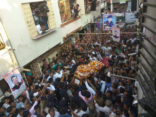 આ અગાઉ અમદાવાદ એરપોર્ટ પર ગૃહમંત્રી પ્રદીપસિંહ જાડેજાએ શહીદ જવાનને શ્રદ્ધાંજલિ આપી હતી. ખાસ ટ્રકમાં શહીદ જવાનની અંતિમયાત્રા કાઢવામાં આવી હતી. ગુજરાત સરકારે શહીદ જવાન ગોપાલસિંહના પરિવારને ચાર લાખની સહાય આપવાની જાહેરાત કરી હતી.
