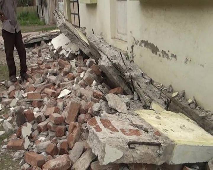  ઘટનાની જાણ ફાયર બ્રિગેડને કરાતા ઘટના સ્થળે ફાયર બ્રિગેડની ટીમ અને પોલીસની ટીમ દોડી આવી હતી. ફાયર વિભાગ અને પોલીસે ટેનામેંટમાં ફસાયેલા લોકોને સલામત રીતે બહાર કાઢ્યા હતા.