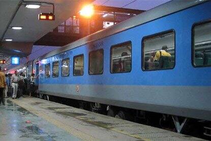 આ સિસ્ટમ અંતર્ગત ટ્રેન જ્યારે સ્ટેશન પર પહોંચશે ત્યારે તેનો દરવાજો આપોઆપ ખુલી જશે અને ટ્રેન રવાના થયા પહેલા જ આપોઆપ બંધ પણ થઈ જશે. હાલમાં ટ્રેનના દરવાજા લોકો દ્વારા ખોલવા અને બંધ કરવામાં આવે છે. રેલવે મંત્રાલયના એક ઉચ્ચ અધિકારીએ કહ્યું કે, એક પાયલોટ પ્રોજેક્ટ અંતર્ગત ચાલુ વ્રષે એપ્રિલ સુધી બે રાજધાની અને બે શતાબ્દી ટ્રેનમાં આ સિસ્ટમ શરૂ થઈ જશે જેના દરવાજા ઓટોમેટિક લોકિંગ સિસ્ટમ સાથે સજ્જ હશે.