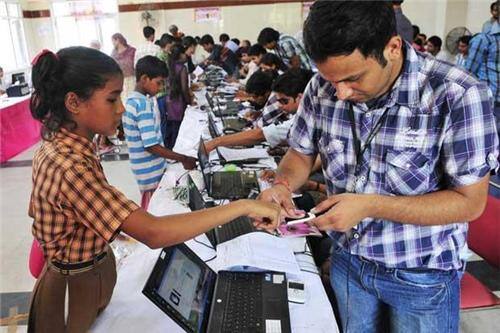 ગુજરાતમાં વસ્તીના 91 ટકા લોકો આધાર કાર્ડ ધરાવતા હોવાનો દાવો રાજ્ય સરકારે કર્યો છે, તેમાં પણ 18 વર્ષથી વધુ વય ધરાવતા 99 ટકા લોકો આધાર કાર્ડ ધરાવે છે. છતાં જે લોકો પાસે આધાર કાર્ડ નથી તેમને સરકારી લાભ મળતો અટકે નહીં તેવો વિકલ્પ પણ ખુલ્લો રખાશે.