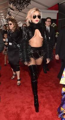 Grammys 2017: બોલ્ડ અને હોટ અંદાજમાં રેડ કાર્પેટ પર આવ્યા સેલેબ્સ, જુઓ તસવીરો 