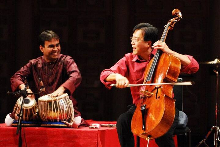 લોસ એંજેલસ: ભારતના તબલા વાદક સંદીપ દાસે ગ્રેમી અવોર્ડ જીત્યો છે. આ અવોર્ડ સંદીપને વર્લ્ડ મ્યુઝિક કેટેગરીમાં મળ્યો છે. દાસે યો-યોમા સાથે સિંગ મી હોમ અને સિતારવાદક અનુષ્કા શંકરના લેંડ ઓફ ગોલ્ડમાં તબલા વગાડ્યા છે. જો કે આ વખતે છઠ્ઠી વાર અનુષ્કા ગ્રેમી અવોર્ડ જીતી શકી નથી. સ્ટેપલ સંટરમાં યોજાયેલા 59માં ગ્રેમી અવોર્ડમાં એડેલ અને બિયોંસનો દબદબો રહ્યો હતો. બ્રિટીશ સિંગર એડેલે 3 અને બિયોંસે બે કેટેગરીમાં અવોર્ડ જીત્યા હતા. 