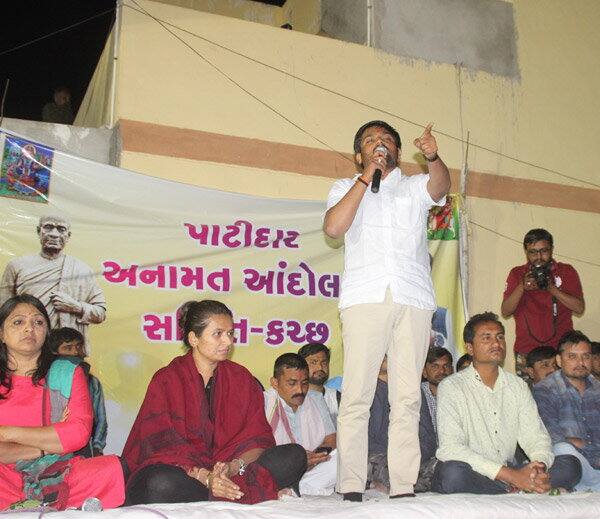 આ સભામાં નલિયા દુષ્કર્મ કાંડ મામલે હાર્દિક પટેલે જણાવ્યું હતું કે, અમારે નલિયાકાંડ નથી જોઇતો પણ મહિલાનું સન્માન જોઇએ છે. જે અબડાસા 100 સુમરીની ઇજ્જત બચાવતા અબડાની જગ્યા છે તે જગ્યાએ જ આવી હિન ઘટના બને તે ખરેખર શરમજનક ઘટના છે.