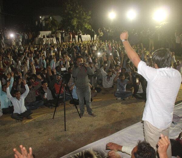 તેણે કહ્યું કે પાટીદાર આંદોલન એ કોઇ સમાજના વિરોધ માટેની લડાઇ નથી, પણ પાટીદારના યુવાનો જ્યારે 85 ટકા મેળવીને પણ મેડિકલમાં કે એન્જિનિયરિંગમાં એડમિશન નથી મેળવી શકતા અને લાખો રૂપિયા ડોનેશન આપી ખાનગી કોલેજમાં ભણવું પડે અને નોકરીમાં પણ એવી જ પરિસ્થિતિ છે તેની સામેની આ લડત છે.