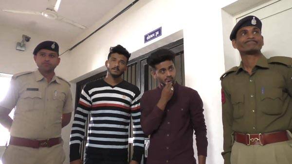 યુવતીએ યુવકોનો પ્રતિકાર કરતા બન્ને યુવાનોએ ગાળો બોલી જાનથી મારવાની કોશિશ કરી હતી. સાથે જ યુવતીને હાથ પકડીને ઉઠાવી જવાનો પ્રયાસ કર્યો હતો. બીજી તરફ યુવતીએ બુમાબુમ કરતા આસપાસના લોકો દોડી આવ્યા હતા. બૂમાબૂમ થતાં ડરી ગયેલા બંને યુવકો નાસી છુટ્યા હતા. 