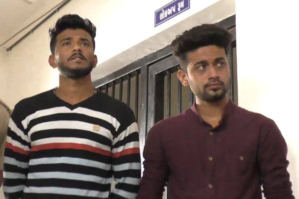 પોલીસે હાલ આ મામલે વધુ તપાસ કરવાની શરૂઆત કરી છે. પોલીસ સીસીટીવી ફૂટેજ અને જગ્યા પર હાજર લોકોના નિવેદન લેવાની તજવીજ શરુ કરવામાં આવી છે. આ સીસીટીવી અને લોકોના નિવેદનને આધારે યુવકો સામે કાર્યવાહી કરવામાં આવશે. 