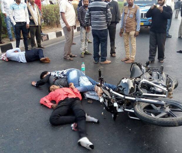 સુરતઃ કોસંબા પાસે એક બાઈક પર ચાર સવારી જતાં યુવકોને ગમખ્વાર અકસ્માત નડ્યો હતો. આ અકસ્માતમાં ત્રણ યુવકોના ઘટનાસ્થળે જ મોત નીપજતાં અરેરાટી વ્યાપી ગઈ હતી. આજે વહેલી સવારે આ ઘટના બની હોવાની જાણ થતાં લોકોના ટોળે ટોળાં ભેગા થઈ ગયા હતા. ચારેય મિત્રો ઉમરપાડાથી સાયણ જતાં એક્સિડન્ટનો ભોગ બન્યા હતા.