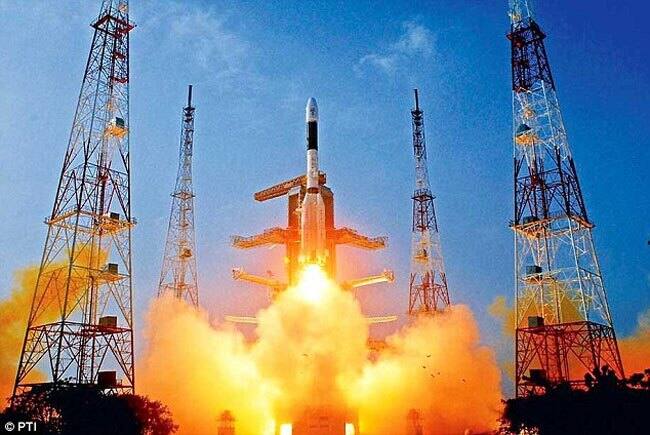 આ ઉપગ્રહોમાં ત્રણ ભારતીય, 88 અમેરિકી અને વધેલા ઈઝરાયેલ, કઝાખિસ્તાન, નેંધરલેંડ, સ્વિઝરલેંડ અને સંયુક્ત અરબ અમીરાતના છે. અધિકારીઓએ જણાવ્યું કે, ‘ઉપગ્રહોનું પ્રક્ષેપણ પીએસએલવી-સી37થી કરવામાં આવશે. ઉપગ્રહોનું સંયુક્ત વજન 1,500 કિ.ગ્રા હશે તેમાં 650 કિ.ગ્રાના રિમોર્ટ સેંસિંગ કાટરેસેટ-2 અને 15-15 કિ.ગ્રાના બે નાના ઉપગ્રહ IA અને IBનો સમાવેશ થાય છે.’