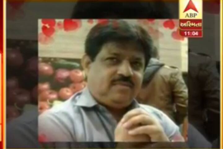 પોલીસે દરોડો પાડ્યો ત્યારે પકડાયેલા લોકોએ સમાજની મીટિંગ ચાલે છે અને કોઈએ દારૂ નથી પીધો એવું કહીને બચાવ કર્યો હતો. જો કે પોલીસે તેમની વાતને કાને ના ધરતાં મામલતદાર સહિત10 લોકોની ધરપકડ કરી હતી. મોડી રાત્રે જ પોલીસ તમામને અડાજણ પોલીસ મથકે લઈ આવી હતી.