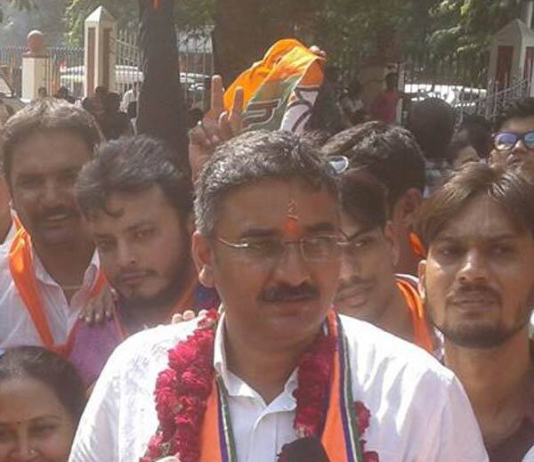 મ્યુ.કમિ.પાસે રજૂઆત કરનાર કર્મચારી યુનિ.ના આગેવાનોમાં ભાજપનાં મહિલા કાઉન્સિલર જયશ્રી સોલંકીના પતિ અશ્વિન સોલંકીનો સમાવેશ થતો હતો.