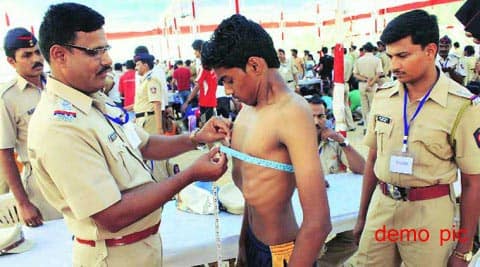 PSIની દોડની પરીક્ષામાં એક જવાન મોત સામે હારી ગયો હોવાની ઘટના સામે આવી. દોડની પરીક્ષા દરમ્યાન એક લોકરક્ષકનું મોત થયું છે. ગાંધીનગર સેક્ટર 27માં પોલીસ હેડક્વાર્ટર ખાતે આજે પીએસઆઈની ભરતી માટે દોડની પરીક્ષા યોજાઈ હતી.