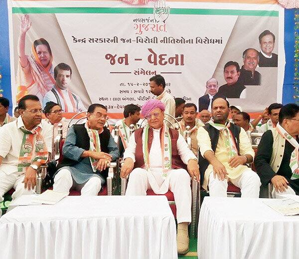 દેવગઢ બારિયા: દેવગઢ બારિયામાં જનવેદના સભામાં હાજર રહેલા કોંગ્રેસના તમામ અગ્રણીઓએ ભાજપ પર નોટબંધી ઉપર પ્રહારો કરી નોટબંધીથી અહીના આદિવાસી સમાજને થયેલ નુકસાન જણાવ્યું હતું. 