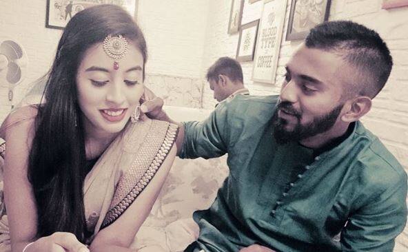 ટીમ ઈંડિયાના ઓપનર કે.એલ રાહુલ પોતાના શાનદાર પર્ફોર્મંસ પછી ચર્ચામાં છે. પણ મીડિયા રિપોર્ટ્સ અનુસાર રાહુલની ગર્લફ્રેંડ છે, જેનું નામ છે એલિક્ઝિર નાહર. જેની તસવીરો સોશિયલ મીડિયા પર વાઈરલ થઈ રહી છે.